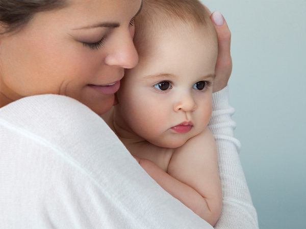 La temperatura cambia con l’età: meglio non coprire troppo i bimbi