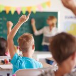 Un rientro a scuola sereno tra ricordi, cartoline e dialogo