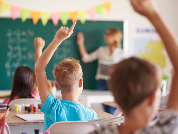 Un rientro a scuola sereno tra ricordi, cartoline e dialogo