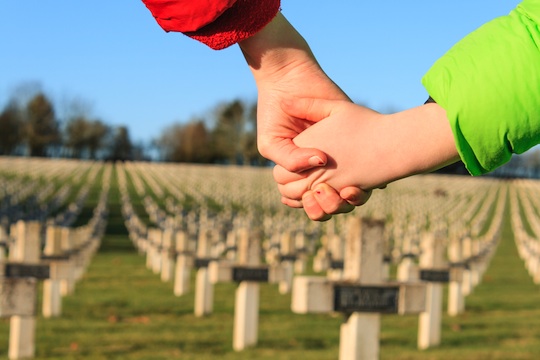 Si possono portare i bambini al cimitero?