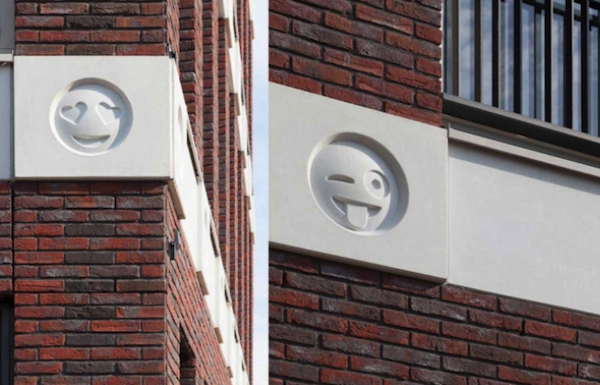 Emoji sulla facciata di un palazzo