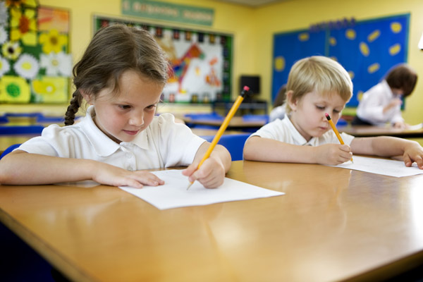 Esami : bambini inglesi in classe durante le vacanze per affrontarli al meglio